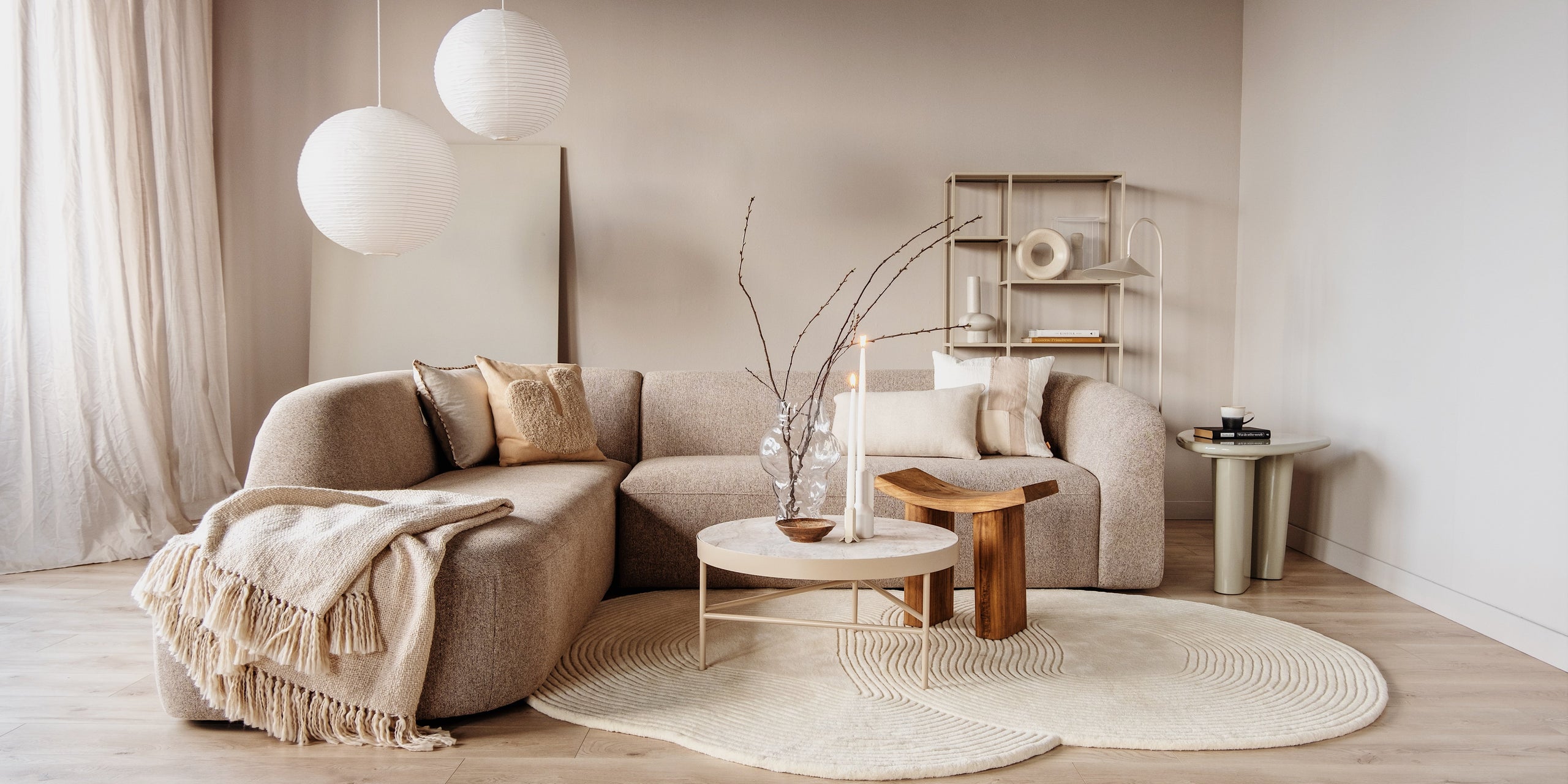 Zo maak je een wit interieur gezellig en warm