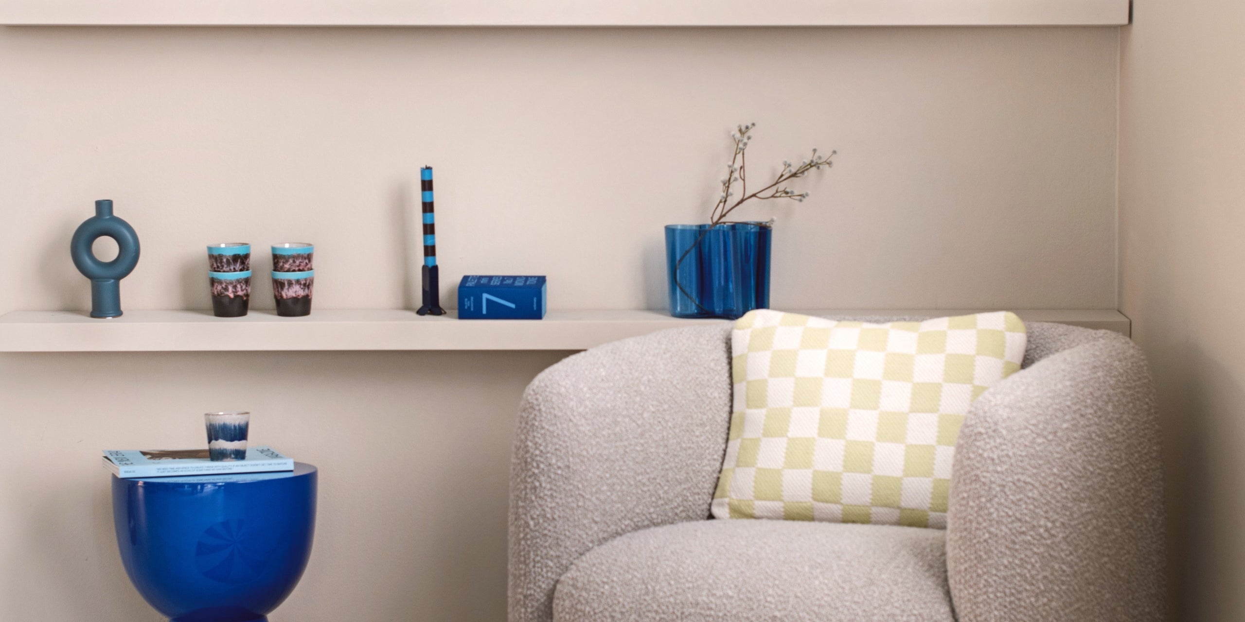 Blue Monday: kobaltblauwe woonaccessoires in het zonnetje