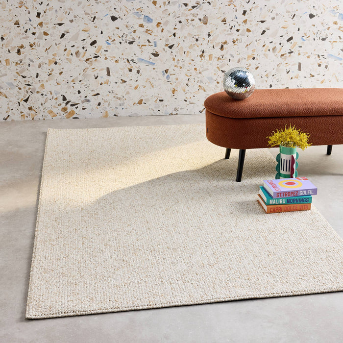 sweeek - Crème gevlekt interieurtapijt in bouclé