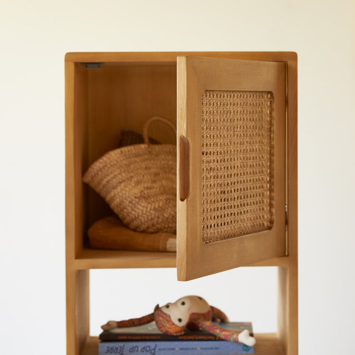 Tikamoon - Hoge kinderboekenkast van iepenhout en rotan vlechtwerk