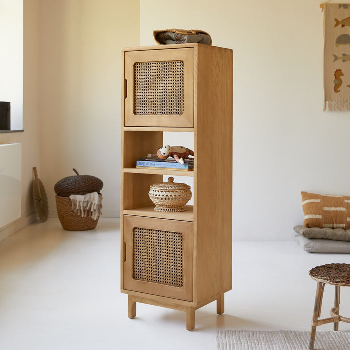Tikamoon - Hoge kinderboekenkast van iepenhout en rotan vlechtwerk