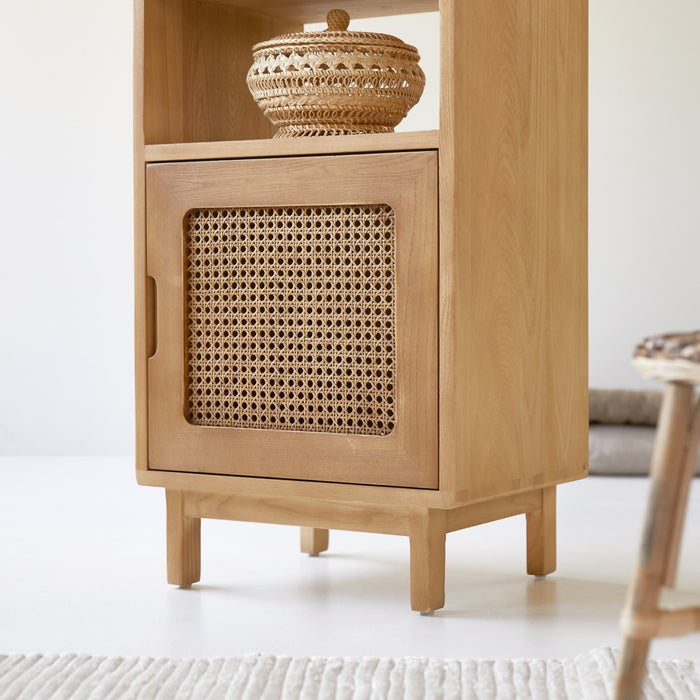 Tikamoon - Hoge kinderboekenkast van iepenhout en rotan vlechtwerk