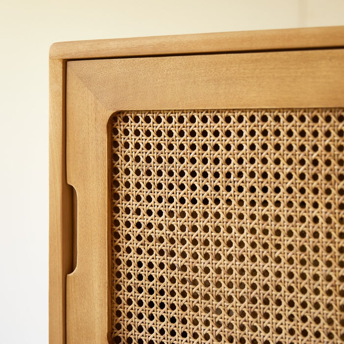 Tikamoon - Hoge kinderboekenkast van iepenhout en rotan vlechtwerk