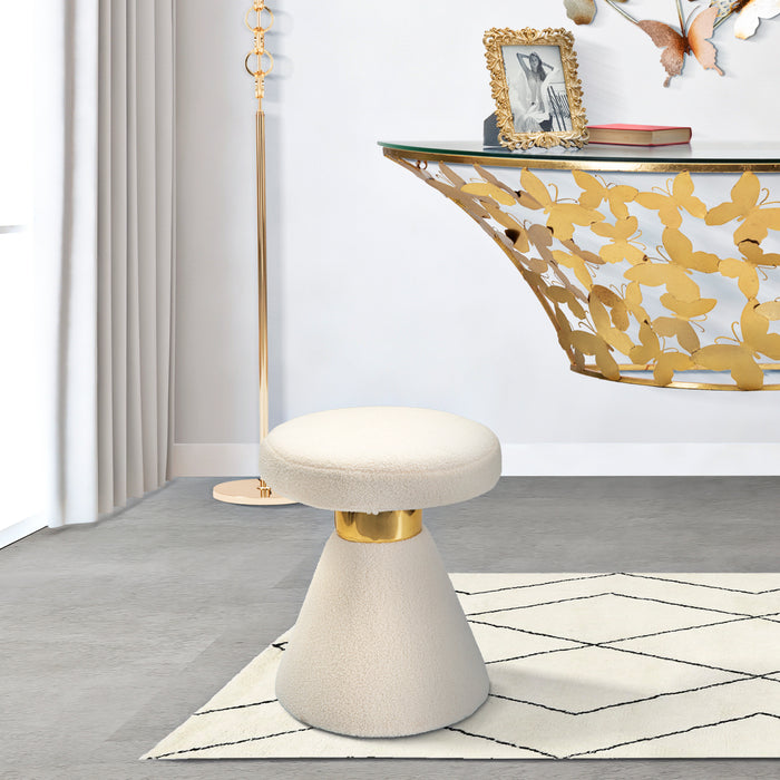 Iceland - Witte en gouden gestoffeerde stoffen tafel