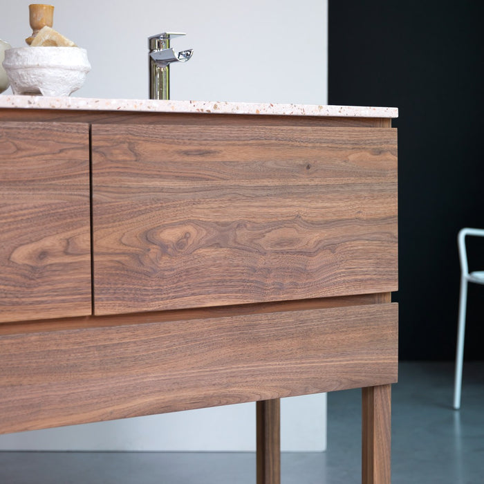 Tikamoon - Badkamermeubel van massief walnoothout en terrazzo Pink 120