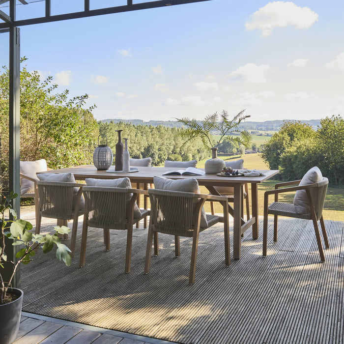 sweeek - Eucalyptus houten tuintafel voor 8 personen