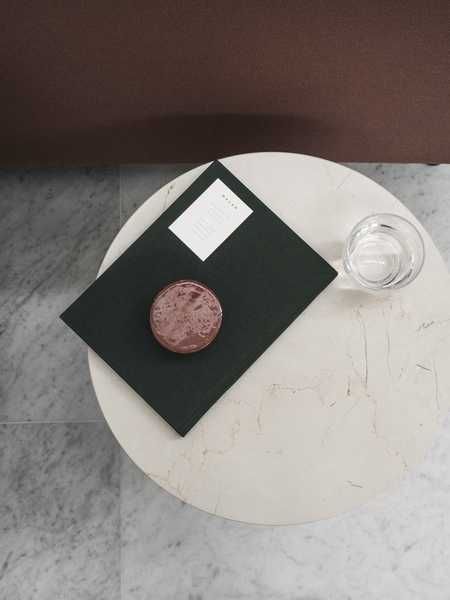 Androgyne bijzettafel Ø40 ivoor, Emperador marmer