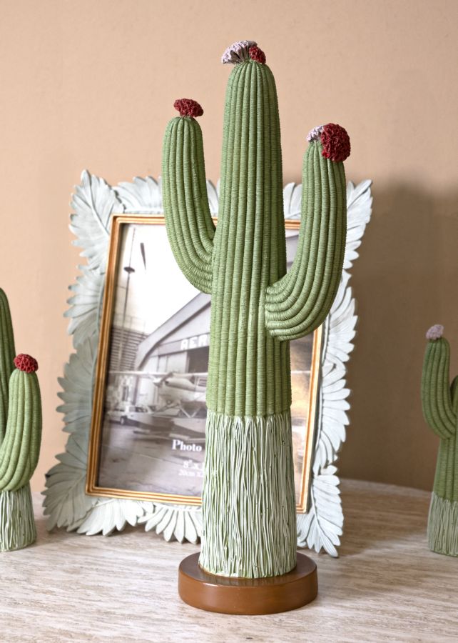 Cactusvormig beeldje van veelkleurige hars 16,5x11x45 cm