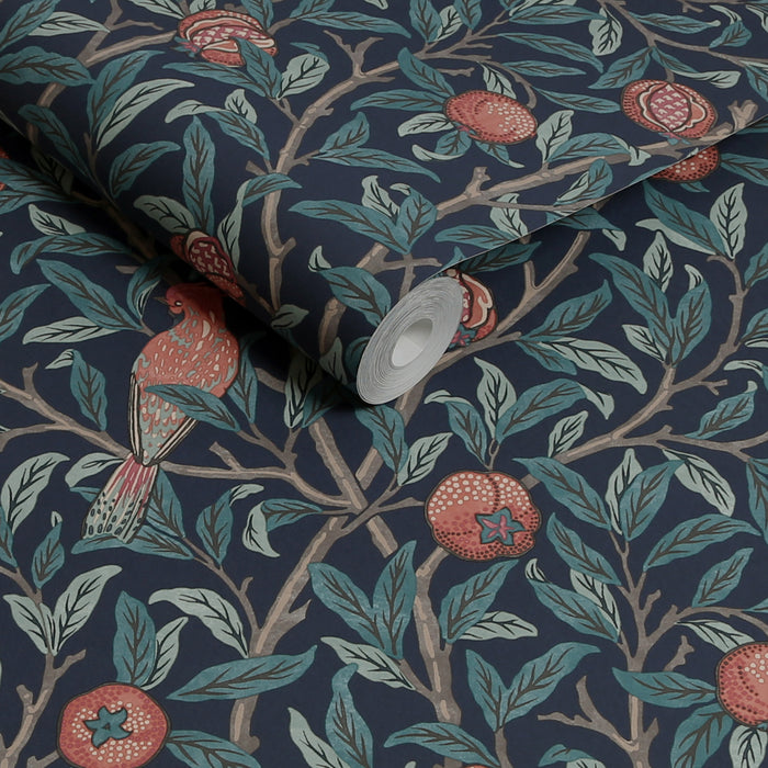 William Morris at Home vliesbehang Bird & Pomegranate Navy Blue