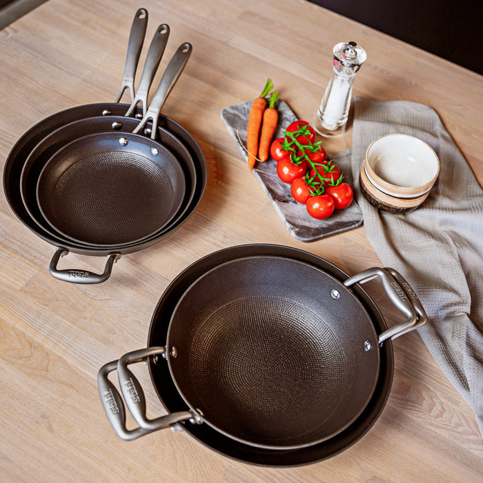 Sola Pannenset Juvia + Stahl Cookware koekenpannenset Gietijzer Lichtgewicht - ø 24 en 28 cm - 4 Delig