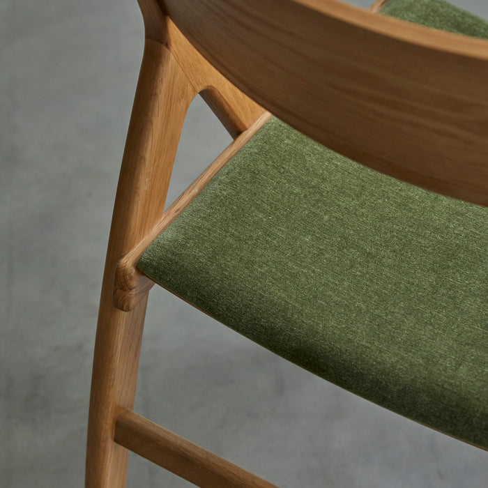Tikamoon - Stoel in massief eikenhout en groen fluweel