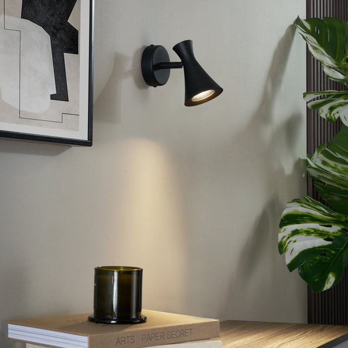 QAZQA Moderne spot zwart draai- en kantelbaar - Triangle