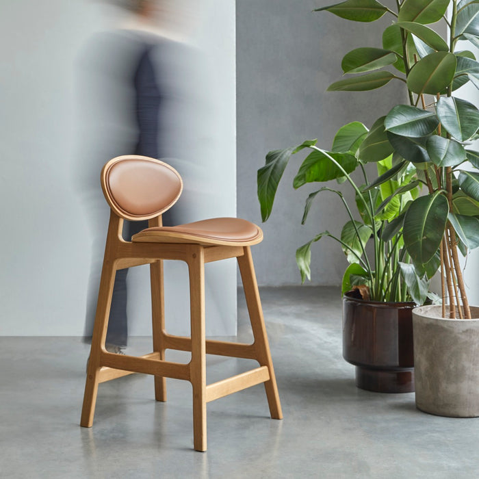 Tikamoon - Counterstoel Maia in massief eikenhout en leer