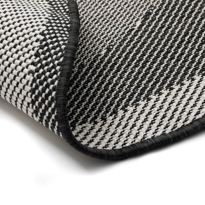 Interieur05 Organisch gevormd buitenkleed Loop Stone Zwart