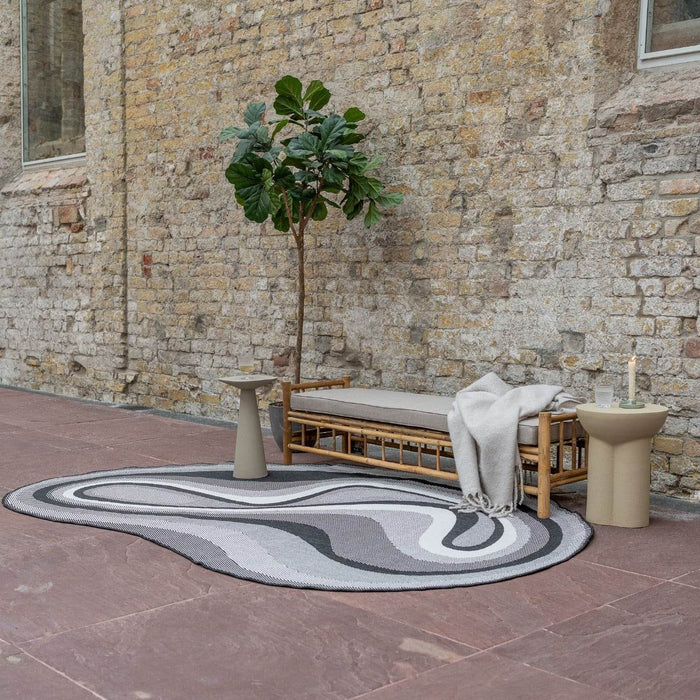 Interieur05 Organisch gevormd buitenkleed Loop Stone Zwart