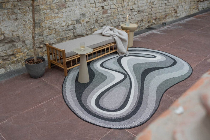 Interieur05 Organisch gevormd buitenkleed Loop Stone Zwart