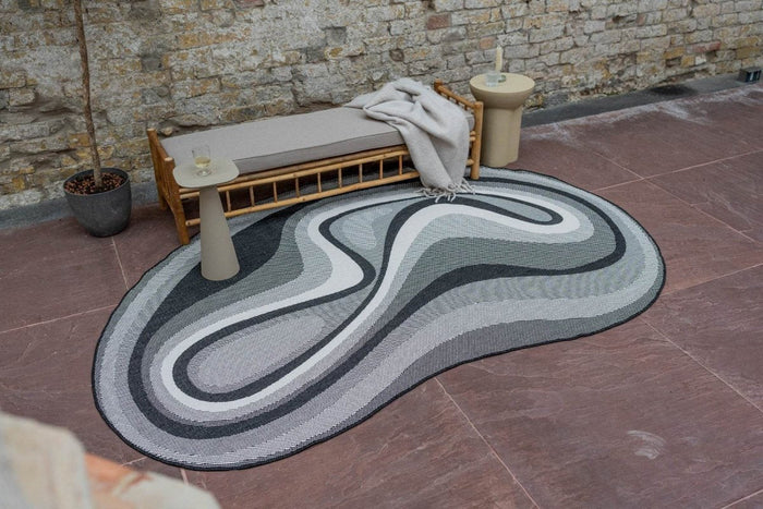 Interieur05 Organisch gevormd buitenkleed Loop Stone Zwart