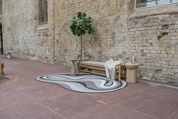 Interieur05 Organisch gevormd buitenkleed Loop Stone Zwart