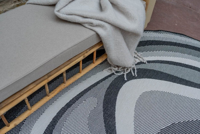 Interieur05 Organisch gevormd buitenkleed Loop Stone Zwart