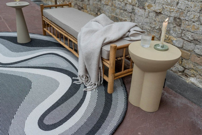 Interieur05 Organisch gevormd buitenkleed Loop Stone Zwart