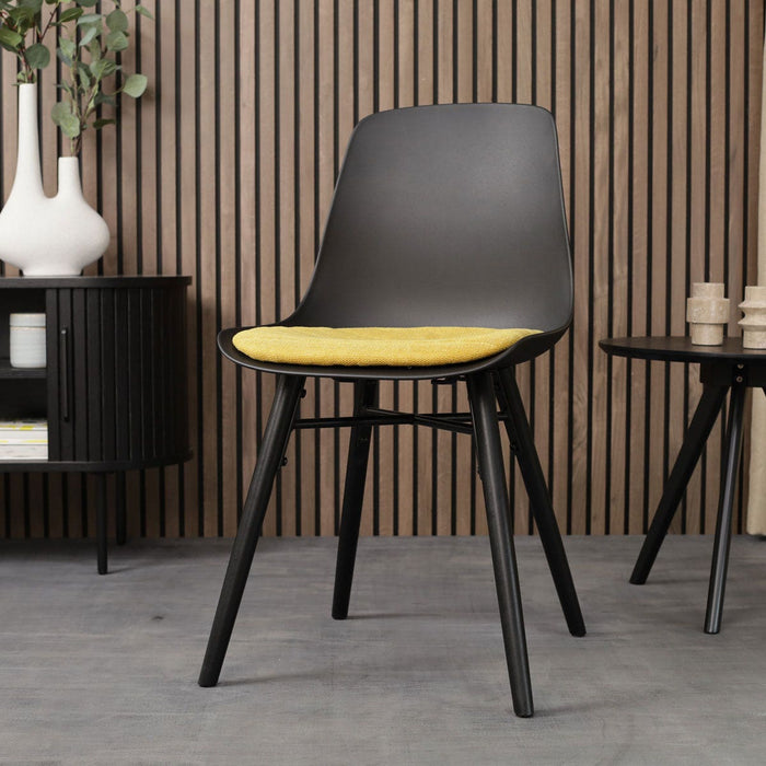 Nolon Nena-Liv Eetkamerstoel Zwart - Okergeel - Zwarte Houten Poten