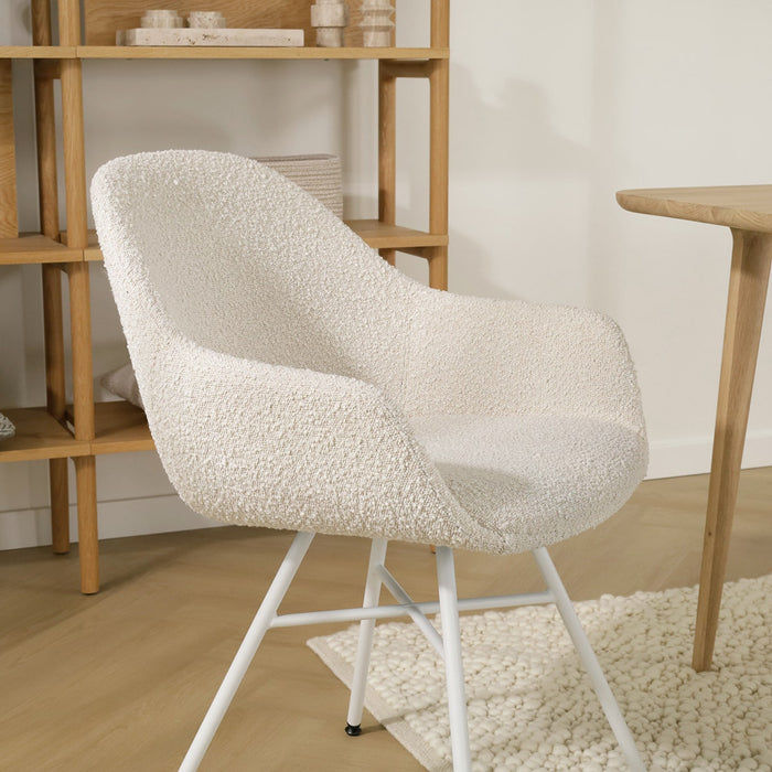 Nolon Noa-Mae Eetkamerstoel Bouclé Beige - Armleuning - Witte Poten