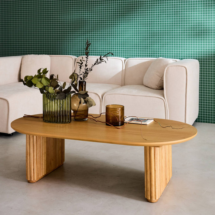 sweeek - Ovale salontafel rubberhout met eikenfineer