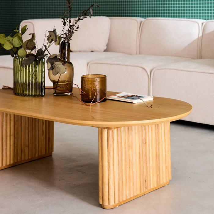 sweeek - Ovale salontafel rubberhout met eikenfineer