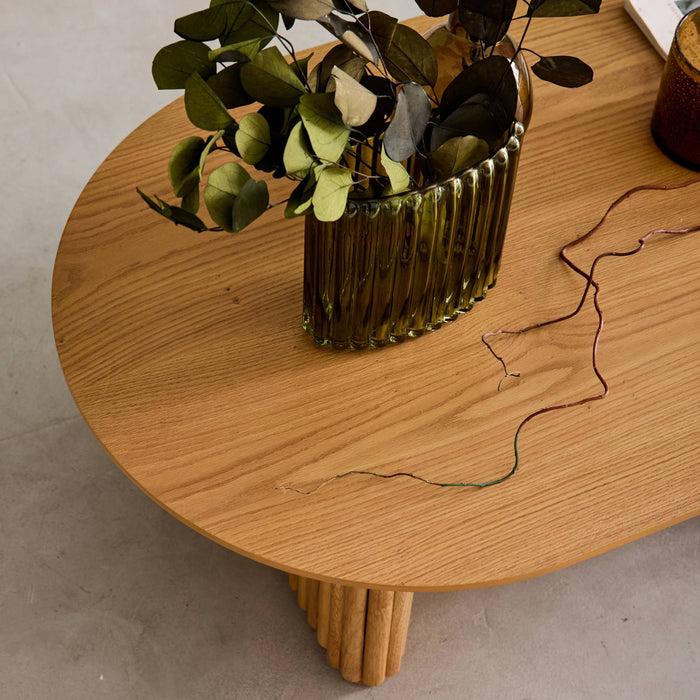 sweeek - Ovale salontafel rubberhout met eikenfineer