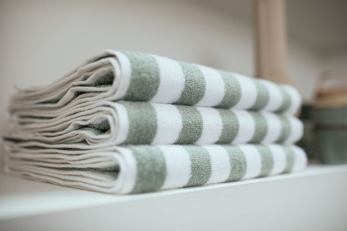 Handdoek Verona Stripes Smoke Green | 70 x 140 cm | Wit | Groen