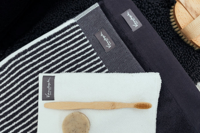 Washand Home Petit Ligne Off Black | Zwart | Grijs | Katoen