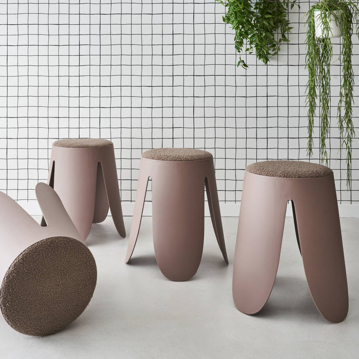 sweeek - Set van 4 stapelkrukken in boucléstof