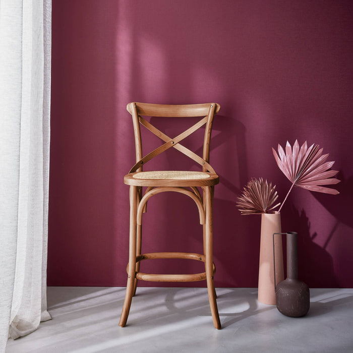 sweeek - Vintage rubberhouten bistro barkruk met voetensteun