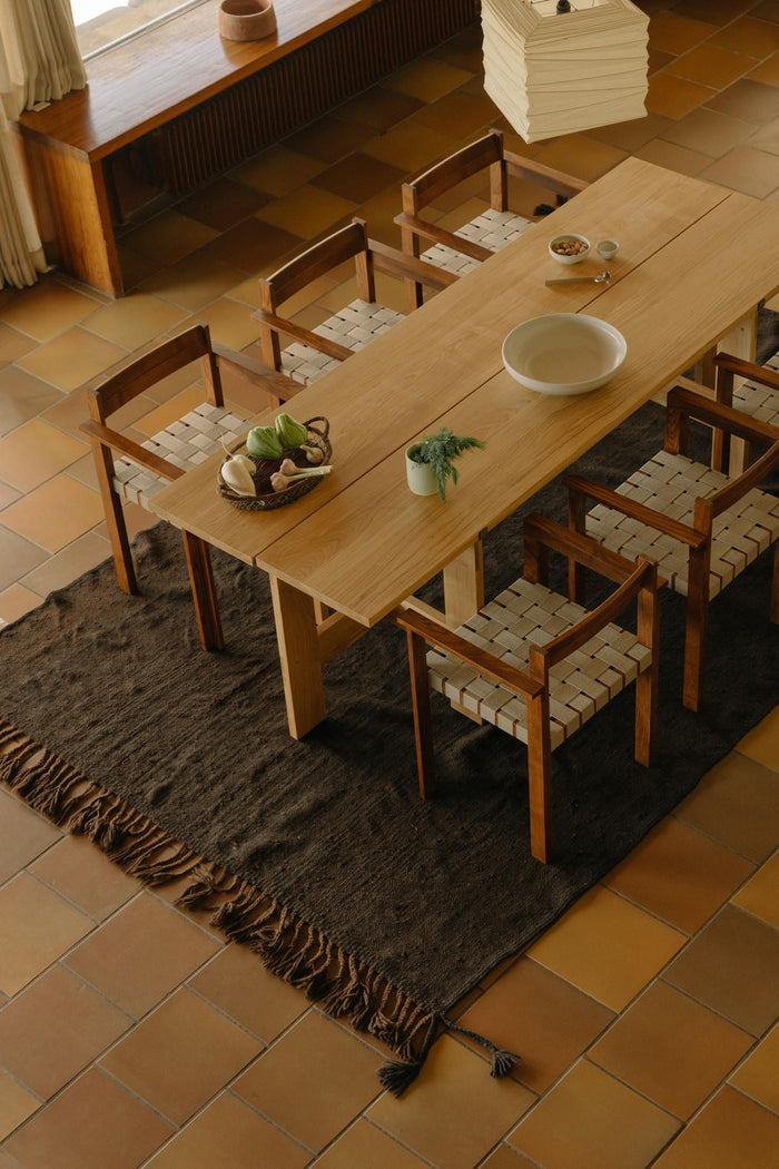 Symmetry eetkamerstoel met armleuning Honey Ash Wood | Oat Fabric