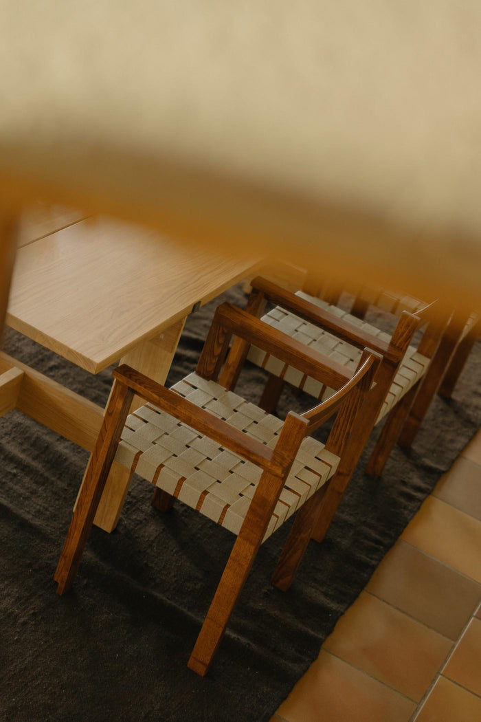 Symmetry eetkamerstoel met armleuning Honey Ash Wood | Oat Fabric