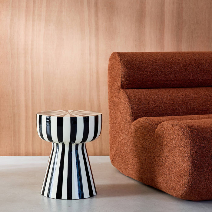 sweeek - Bijzettafel, nachtkastje, geëmailleerd staal gestreept