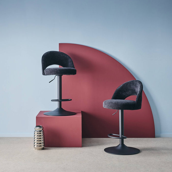 sweeek - Verstelbare stoffen barstoel met zwarte metalen basis (set