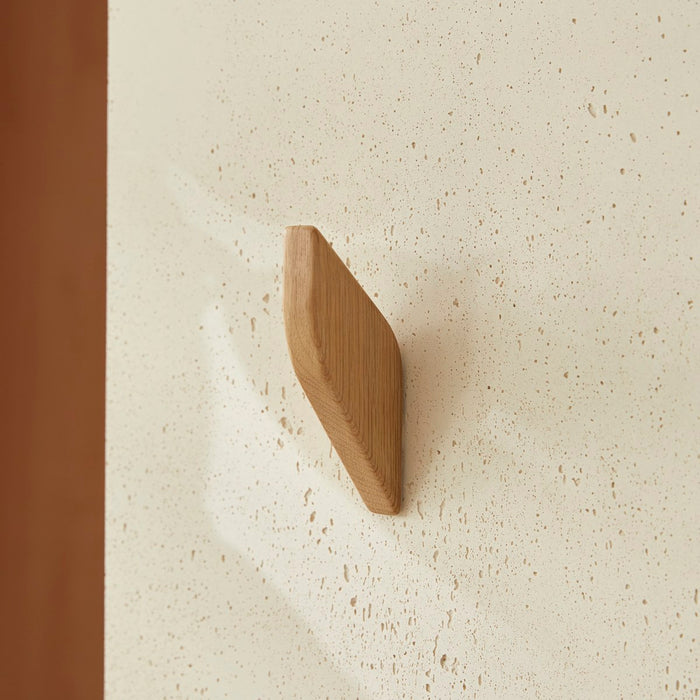Tikamoon - wandhaak in massief eikenhout Lea