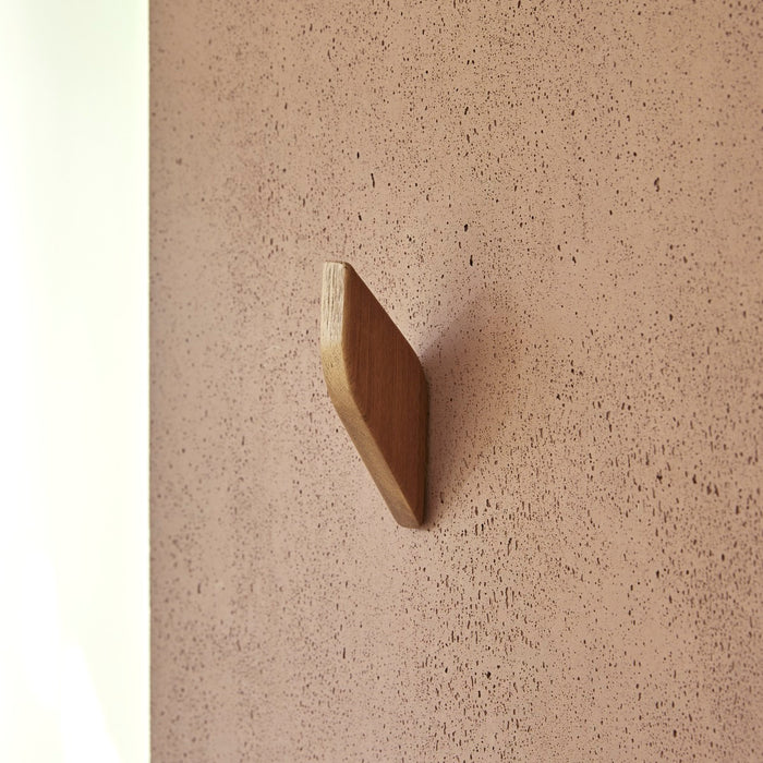 Tikamoon - wandhaak in massief essenhout Lea