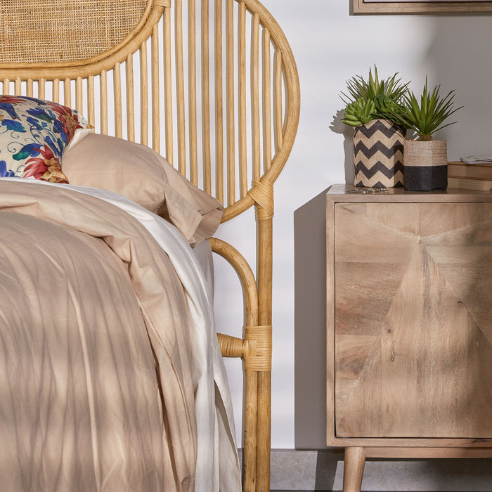 Kave Home - Kleine Kunstpalm in raffia pot