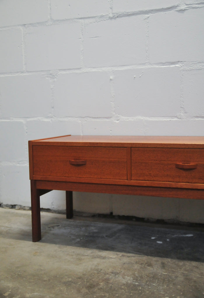 Reliving Zweeds Teakhouten Ladekast Op Frame