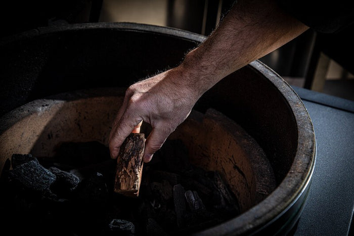 Big Green Egg - Rookchunks mesquite Big Green Egg