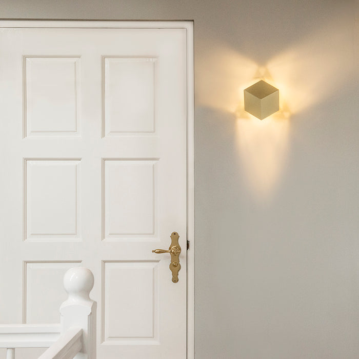 QAZQA Moderne wandlamp goud met lichteffect - Cube