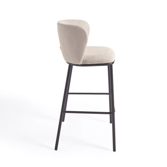 Kave Home - Ciselia kruk beige chenille en zwarte stalen poten hoogte