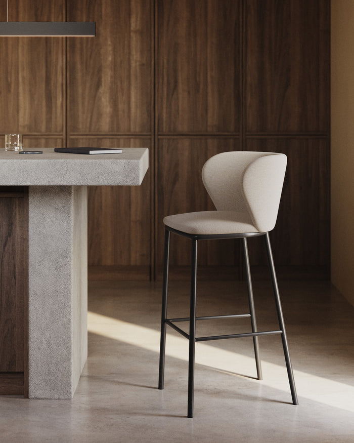 Kave Home - Ciselia kruk beige chenille en zwarte stalen poten hoogte