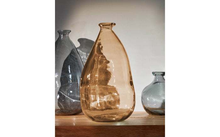 Kave Home - Brenna medium glazen vaas bruin 100% gerecycled