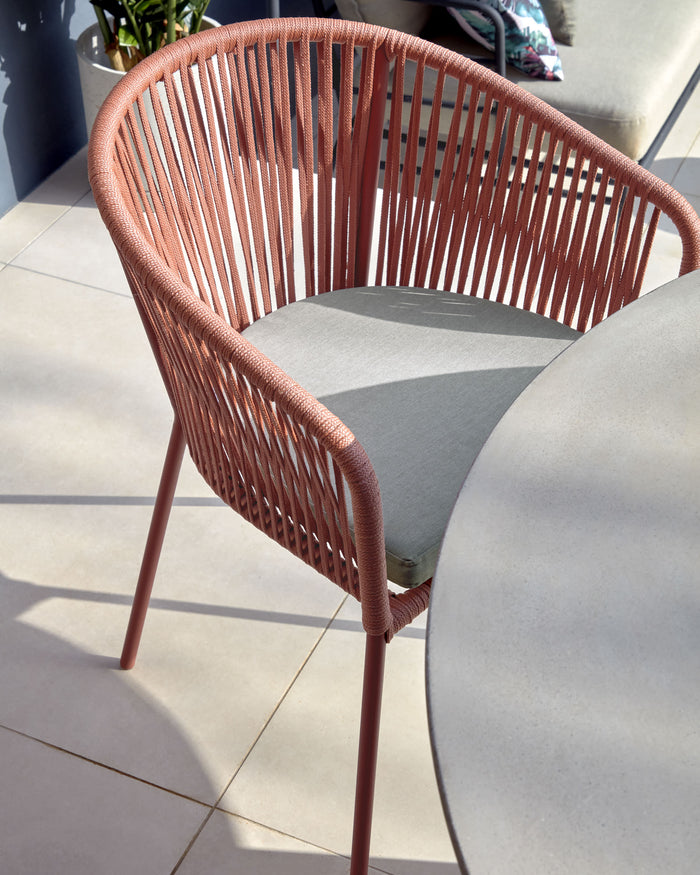 Kave Home - Yanet terracotta touwstoel met gegalvaniseerde stalen