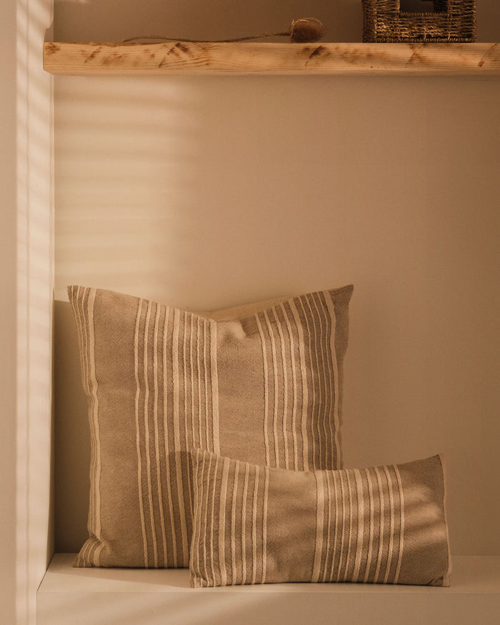 Kave Home - Beige linnen en katoenen Montras kussenhoes met reliëf