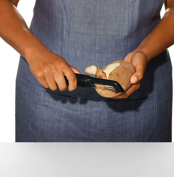 OXO Good Grips dunschiller met aardappeloog verwijderaar - zwart