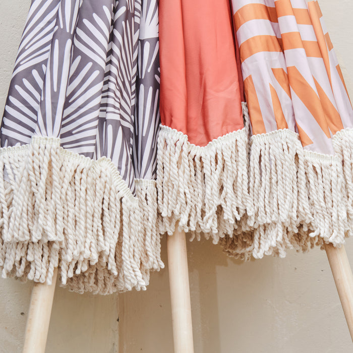 by fonQ basic Tassel Parasol Ø 200 cm - Shell Mokka